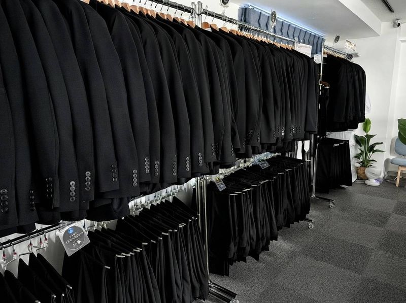 メンズ喪服ラック サイズ順に多数ご用意