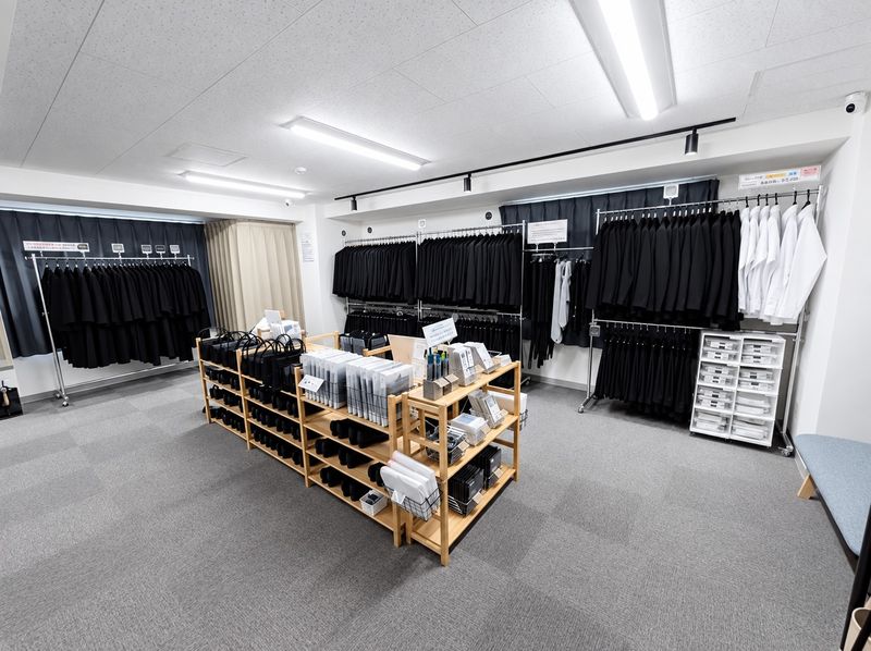 店内の様子 喪服ラックと売り場全景