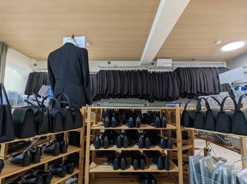 礼服のコーディネート例とシューズ・バッグの棚